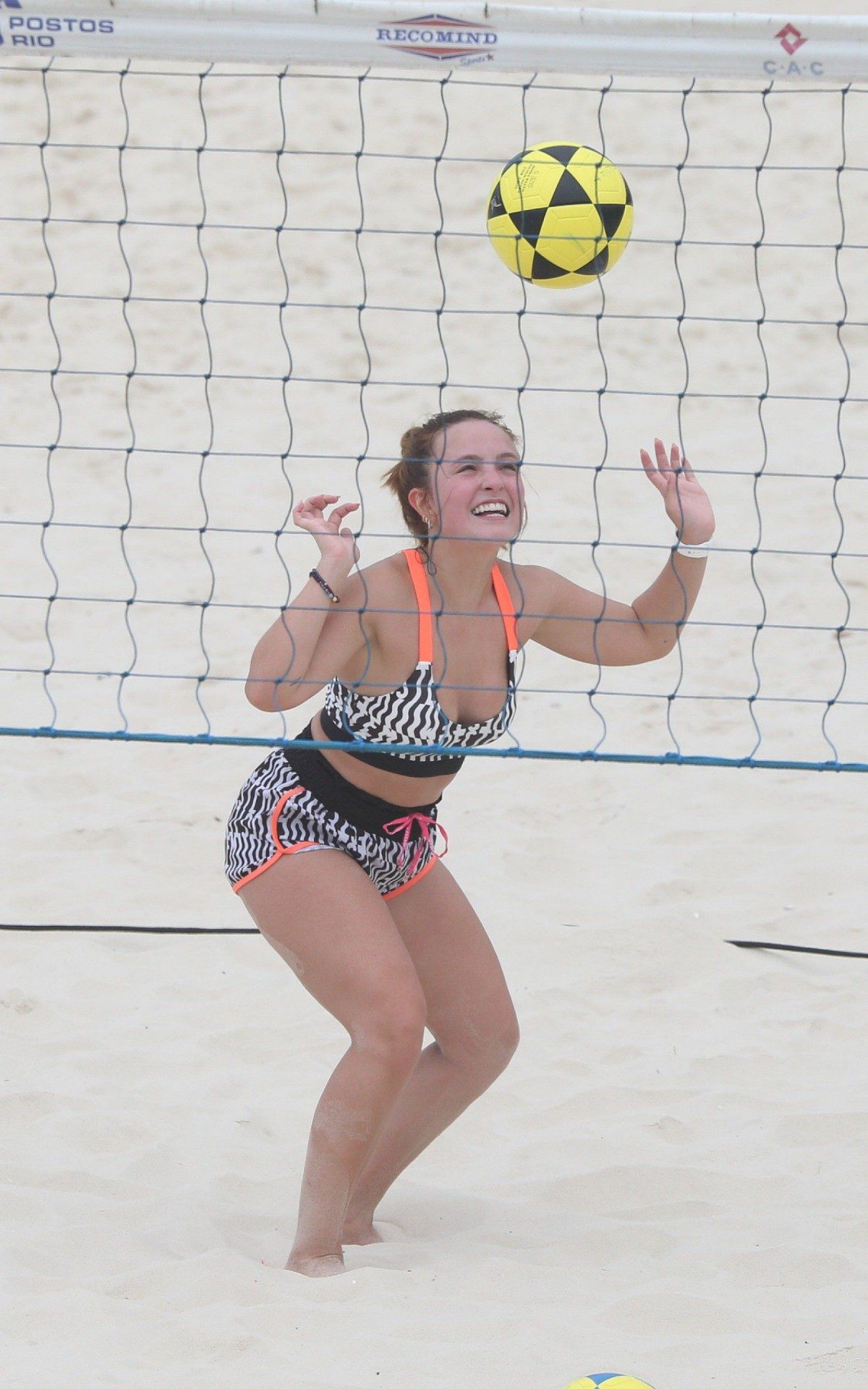 De shortinho e top, Larissa Manoela exibe seu corp&atilde;o em forma