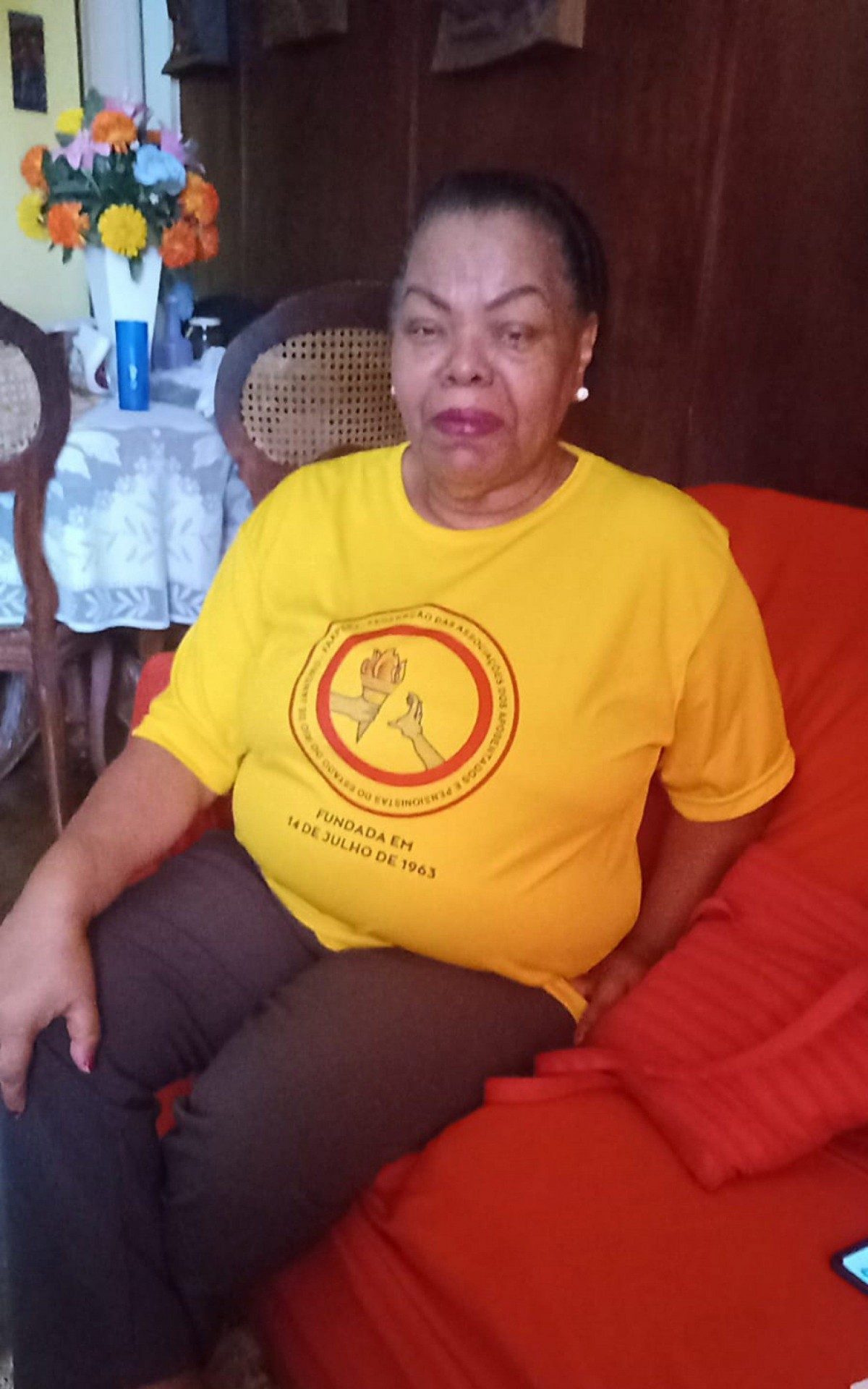 Ap&oacute;s passar por uma cirurgia de cataratas e ter gasto com rem&eacute;dios, dona Nadir Concei&ccedil;&atilde;o contou que n&atilde;o sobrou dinheiro para fazer o Natal