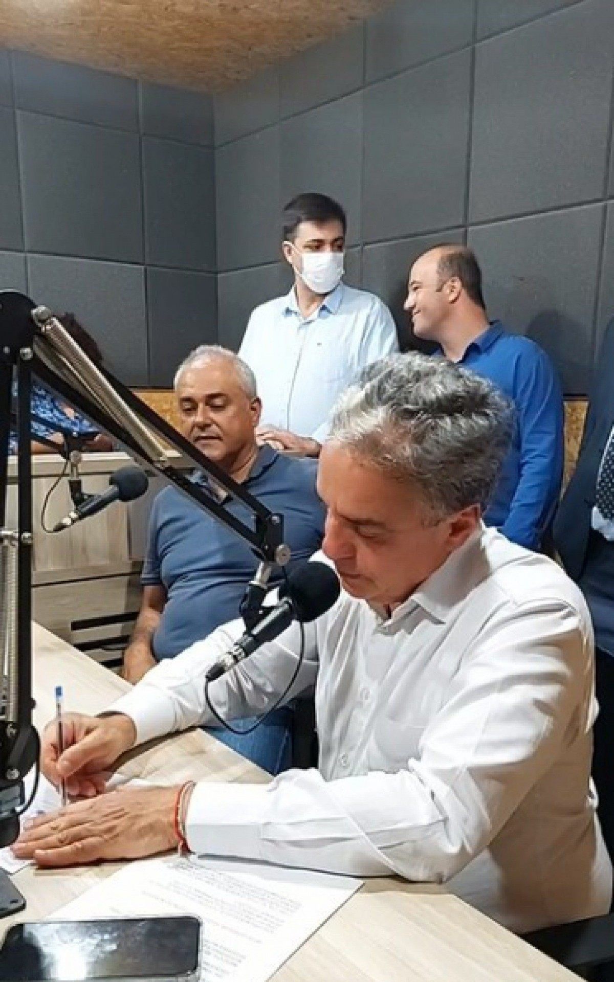 Pouco antes, o deputado André Ceciliano esteve na Rádio Itaperuna FM, onde concedeu uma entrevista para falar sobre o Fundo Soberano. - Foto: Reprodução.