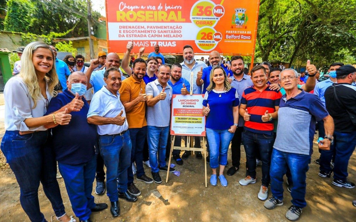 Waguinho, Daniela do Waguinho e Marcio Canella anunciaram obras para 17 ruas do bairro Roseiral