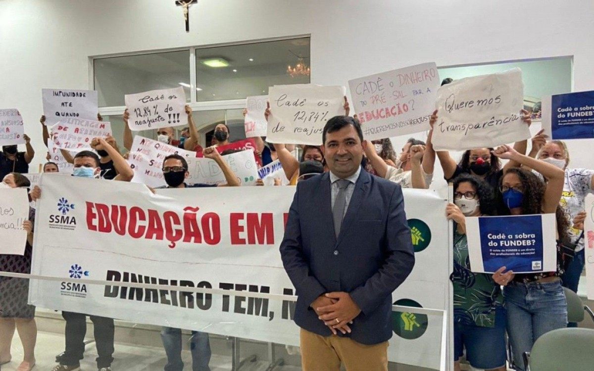 Elói Ramalho posa para foto na frente dos manifestantes na sessão da Câmara de 26 de novembro