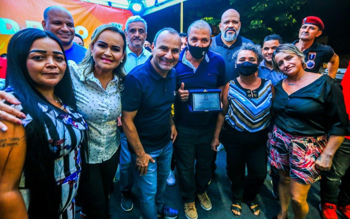 Franklin Moreira, filho de Dulce Moreira, recebeu a placa de homenagem