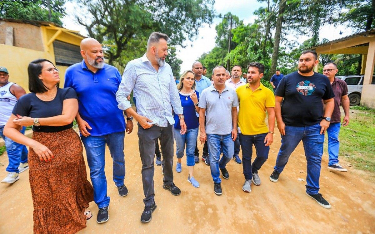 Vice-prefeito Marcelo Canella, deputado estadual Marcio Canella, deputada federal Daniela do Waguinho, prefeito Waguinho, vereadores e secret&aacute;rios percorreram ruas do bairro Vila Magalh&atilde;es