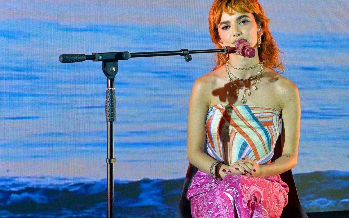 Manu Gavassi faz show no lan&ccedil;amento de sua cole&ccedil;&atilde;o de moda praia