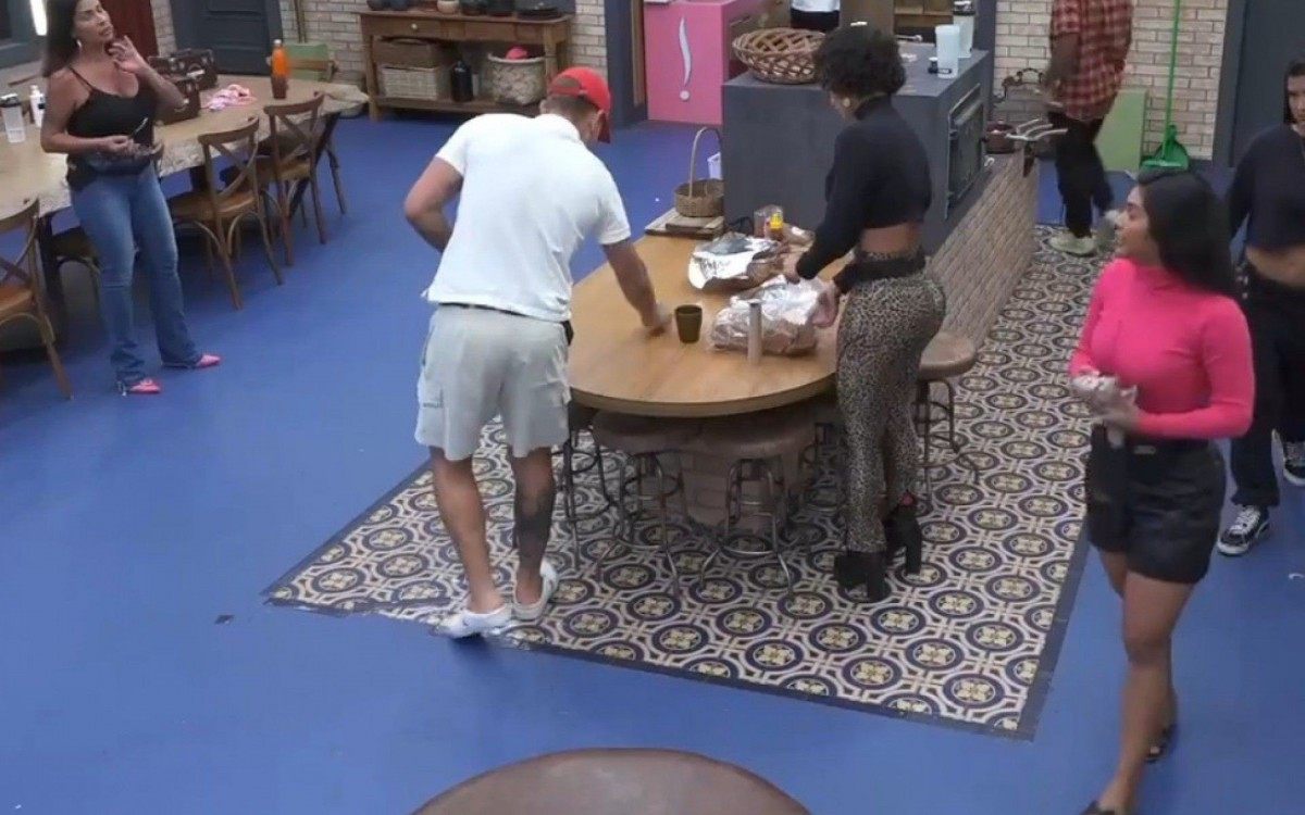 'A Fazenda 13': Mileide Mihaile e Solange Gomes brigam  - reprodução de vídeo