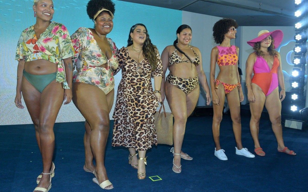 Preta Gil no desfile de sua cole&ccedil;&atilde;o de moda praia