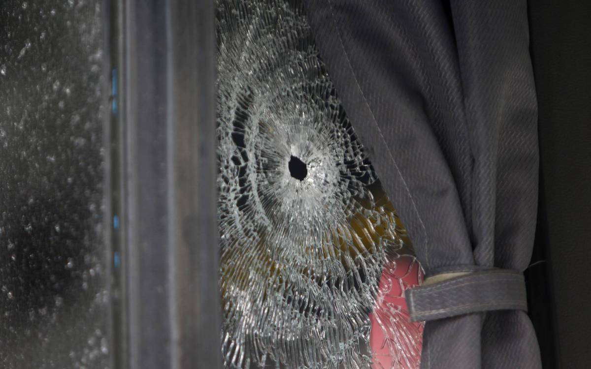 Policia - Idosa morre e outras duas pessoas sao baleadas em assalto a onibus em S&atilde;o Gon&ccedil;alo, regiao metropolitana do Rio. O veiculo trafegava pela Rodovia Amaral Peixoto (RJ-106) quando criminosos anunciaram o assalto e um policial militar reagiu. Na foto, veiculo com varias marcas de tiros.