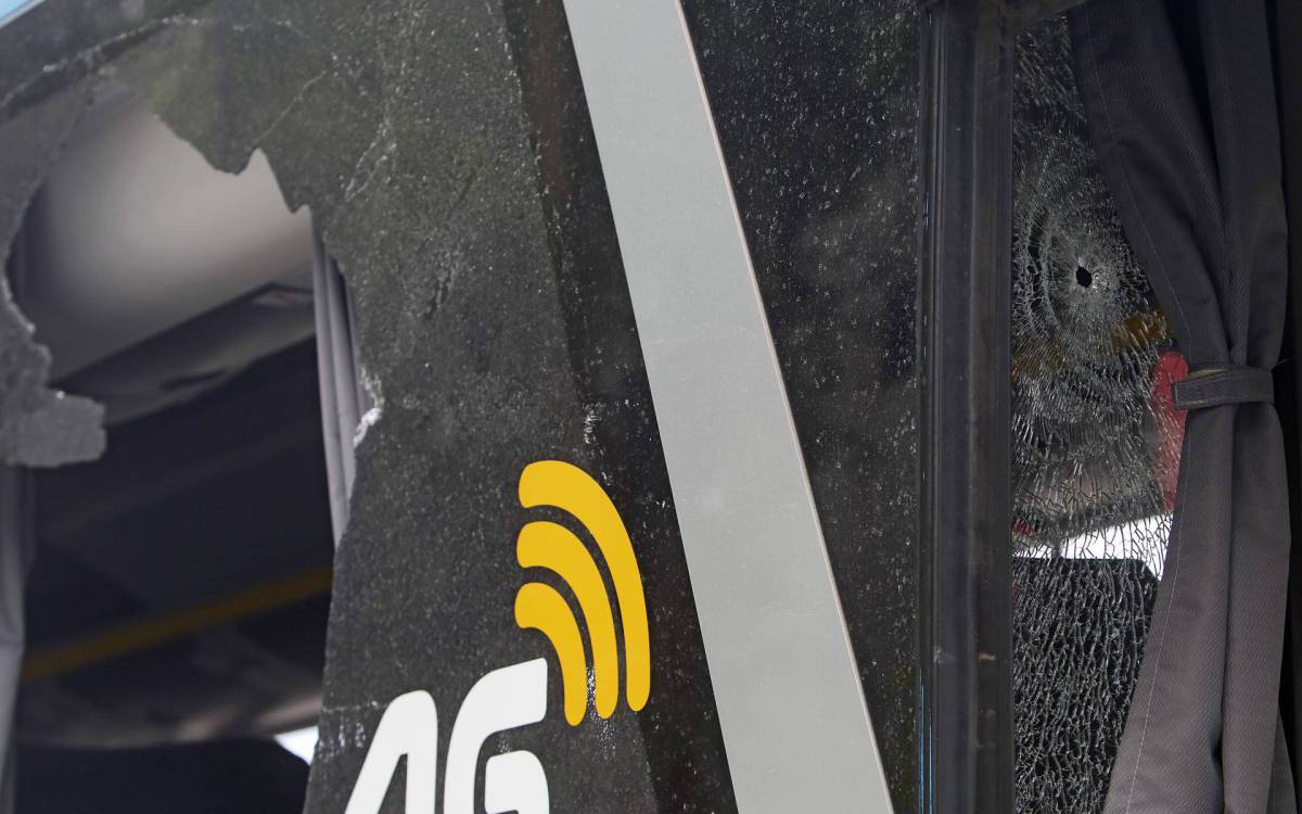 Policia - Idosa morre e outras duas pessoas sao baleadas em assalto a onibus em S&atilde;o Gon&ccedil;alo, regiao metropolitana do Rio. O veiculo trafegava pela Rodovia Amaral Peixoto (RJ-106) quando criminosos anunciaram o assalto e um policial militar reagiu. Na foto, veiculo com varias marcas de tiros.