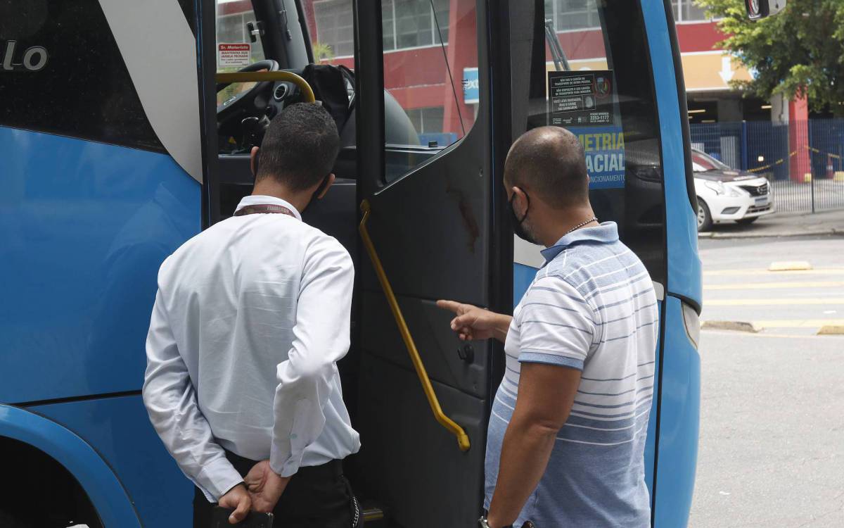Policia - Idosa morre e outras duas pessoas sao baleadas em assalto a onibus em S&atilde;o Gon&ccedil;alo, regiao metropolitana do Rio. O veiculo trafegava pela Rodovia Amaral Peixoto (RJ-106) quando criminosos anunciaram o assalto e um policial militar reagiu. Na foto, policiais fazem pericia no veiculo.