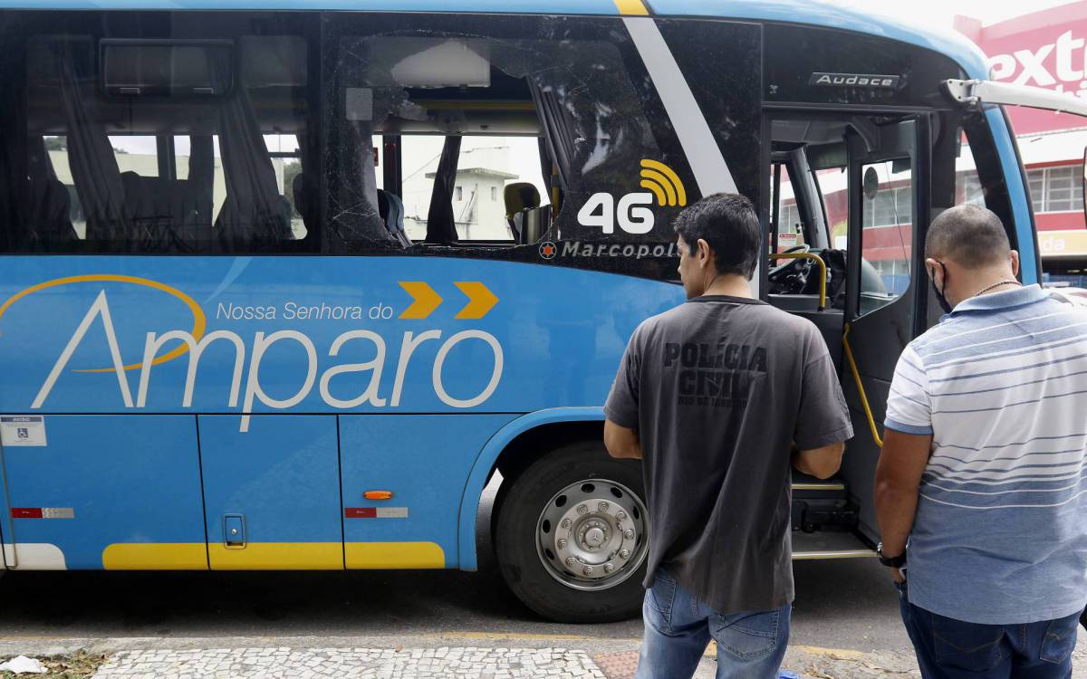 Policia - Idosa morre e outras duas pessoas sao baleadas em assalto a onibus em S&atilde;o Gon&ccedil;alo, regiao metropolitana do Rio. O veiculo trafegava pela Rodovia Amaral Peixoto (RJ-106) quando criminosos anunciaram o assalto e um policial militar reagiu. Na foto, policiais fazem pericia no veiculo.