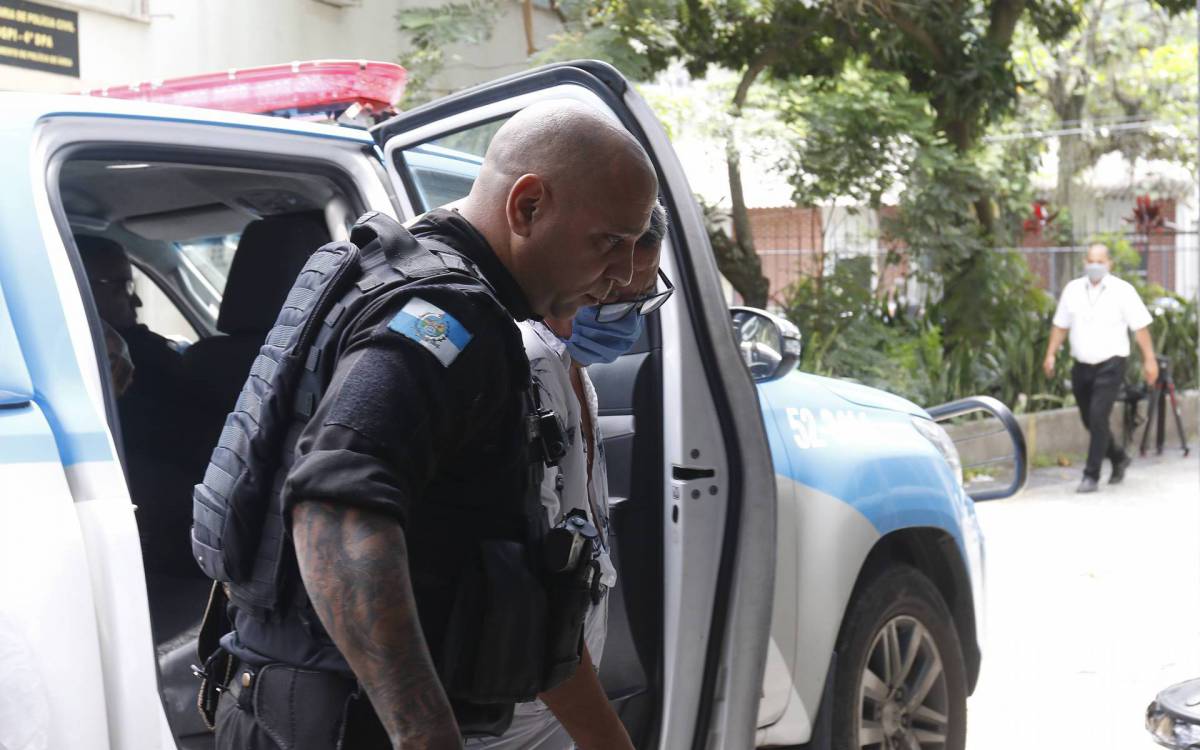 Policia - Idosa morre e outras duas pessoas sao baleadas em assalto a onibus em S&Atilde;&pound;o Gon&Atilde;&sect;alo, regiao metropolitana do Rio. O veiculo trafegava pela Rodovia Amaral Peixoto (RJ-106) quando criminosos anunciaram o assalto e um policial militar reagiu. Na foto, policial militar que teria reagido ao assalto na DHNSG.