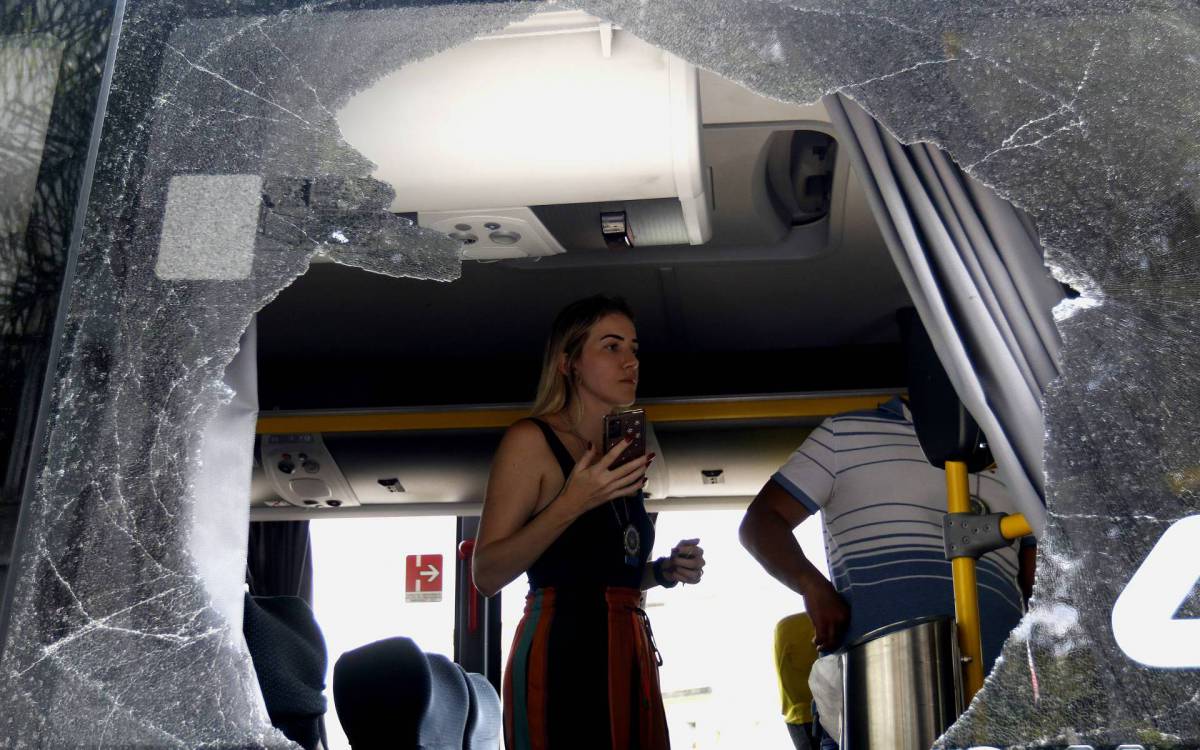 Policia - Idosa morre e outras duas pessoas sao baleadas em assalto a onibus em S&atilde;o Gon&ccedil;alo, regiao metropolitana do Rio. O veiculo trafegava pela Rodovia Amaral Peixoto (RJ-106) quando criminosos anunciaram o assalto e um policial militar reagiu. Na foto, policiais fazem pericia no veiculo.