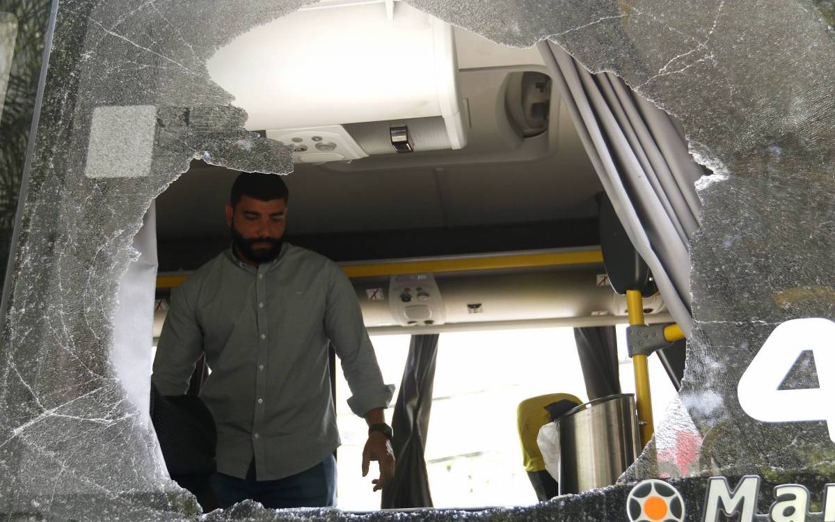 Policia - Idosa morre e outras duas pessoas sao baleadas em assalto a onibus em S&atilde;o Gon&ccedil;alo, regiao metropolitana do Rio. O veiculo trafegava pela Rodovia Amaral Peixoto (RJ-106) quando criminosos anunciaram o assalto e um policial militar reagiu. Na foto, policiais fazem pericia no veiculo.