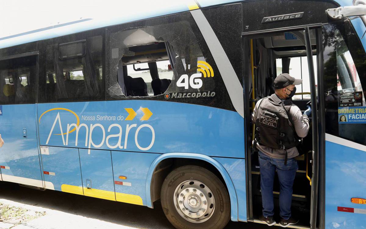 Policia - Idosa morre e outras duas pessoas sao baleadas em assalto a onibus em S&atilde;o Gon&ccedil;alo, regiao metropolitana do Rio. O veiculo trafegava pela Rodovia Amaral Peixoto (RJ-106) quando criminosos anunciaram o assalto e um policial militar reagiu. Na foto, policiais fazem pericia no veiculo.