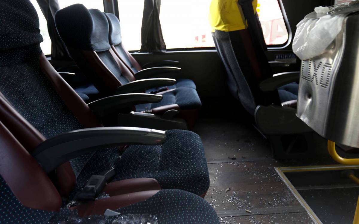 Policia - Idosa morre e outras duas pessoas sao baleadas em assalto a onibus em S&atilde;o Gon&ccedil;alo, regiao metropolitana do Rio. O veiculo trafegava pela Rodovia Amaral Peixoto (RJ-106) quando criminosos anunciaram o assalto e um policial militar reagiu. Na foto, interior do veiculo com vidros e marcas de tiro na lixeira.