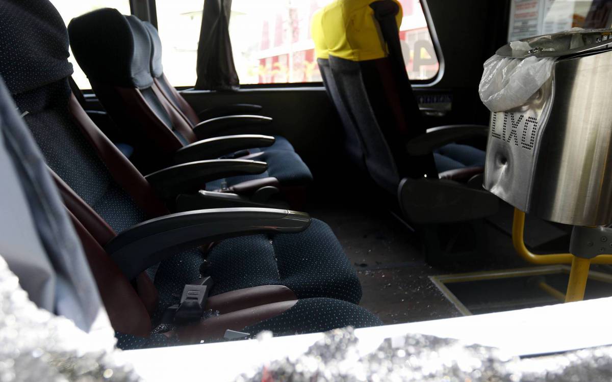 Policia - Idosa morre e outras duas pessoas sao baleadas em assalto a onibus em S&atilde;o Gon&ccedil;alo, regiao metropolitana do Rio. O veiculo trafegava pela Rodovia Amaral Peixoto (RJ-106) quando criminosos anunciaram o assalto e um policial militar reagiu. Na foto, interior do veiculo com vidros e marcas de tiro na lixeira.