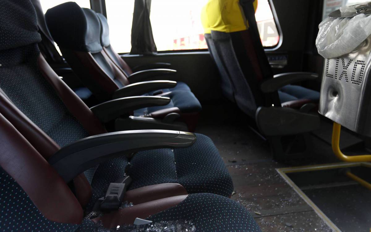 Policia - Idosa morre e outras duas pessoas sao baleadas em assalto a onibus em S&atilde;o Gon&ccedil;alo, regiao metropolitana do Rio. O veiculo trafegava pela Rodovia Amaral Peixoto (RJ-106) quando criminosos anunciaram o assalto e um policial militar reagiu. Na foto, interior do veiculo com vidros e marcas de tiro na lixeira.