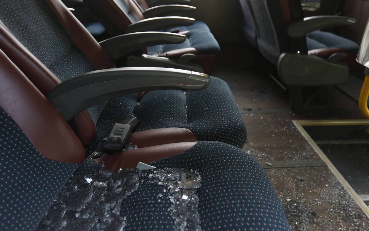 Policia - Idosa morre e outras duas pessoas sao baleadas em assalto a onibus em S&atilde;o Gon&ccedil;alo, regiao metropolitana do Rio. O veiculo trafegava pela Rodovia Amaral Peixoto (RJ-106) quando criminosos anunciaram o assalto e um policial militar reagiu. Na foto, interior do veiculo com vidros e marcas de tiro na lixeira.