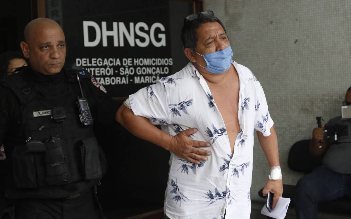 Policia - Idosa morre e outras duas pessoas sao baleadas em assalto a onibus em S&atilde;o Gon&ccedil;alo, regiao metropolitana do Rio. O veiculo trafegava pela Rodovia Amaral Peixoto (RJ-106) quando criminosos anunciaram o assalto e um policial militar reagiu. Na foto, policial militar que teria reagido ao assalto na DHNSG.