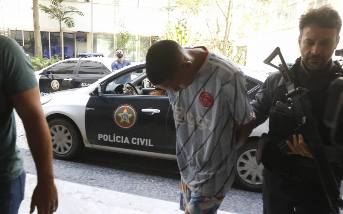 Policia - Idosa morre e outras duas pessoas sao baleadas em assalto a onibus em S&atilde;o Gon&ccedil;alo, regiao metropolitana do Rio. O veiculo trafegava pela Rodovia Amaral Peixoto (RJ-106) quando criminosos anunciaram o assalto e um policial militar reagiu. Na foto, suspeito preso pela tentativa de assalto ao veiculo chegando a DHNSG.