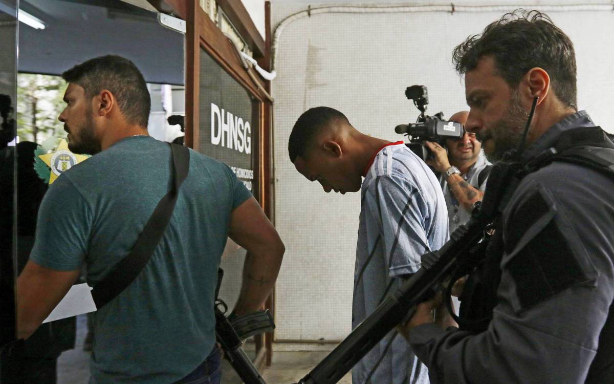 Policia - Idosa morre e outras duas pessoas sao baleadas em assalto a onibus em S&atilde;o Gon&ccedil;alo, regiao metropolitana do Rio. O veiculo trafegava pela Rodovia Amaral Peixoto (RJ-106) quando criminosos anunciaram o assalto e um policial militar reagiu. Na foto, suspeito preso pela tentativa de assalto ao veiculo chegando a DHNSG.