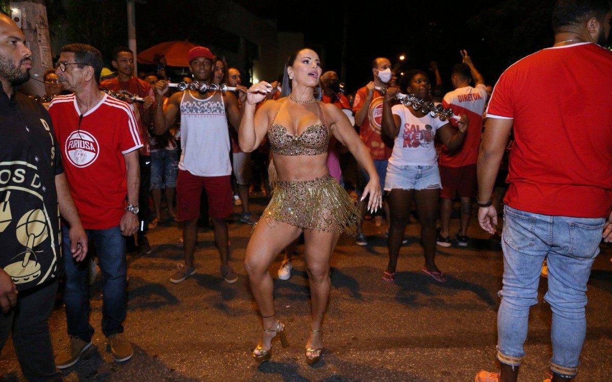 Viviane Araújo mostra samba no pé no primeiro ensaio de rua do Salgueiro O Dia na Folia O Dia