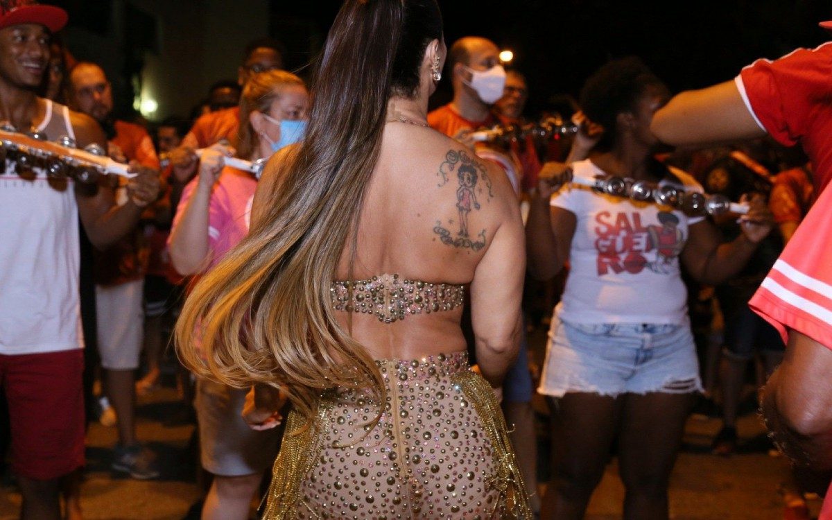 Viviane Araujo no ensaio de rua do Salgueiro