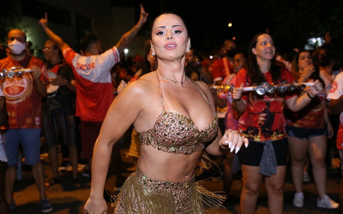 Viviane Araujo no ensaio de rua do Salgueiro