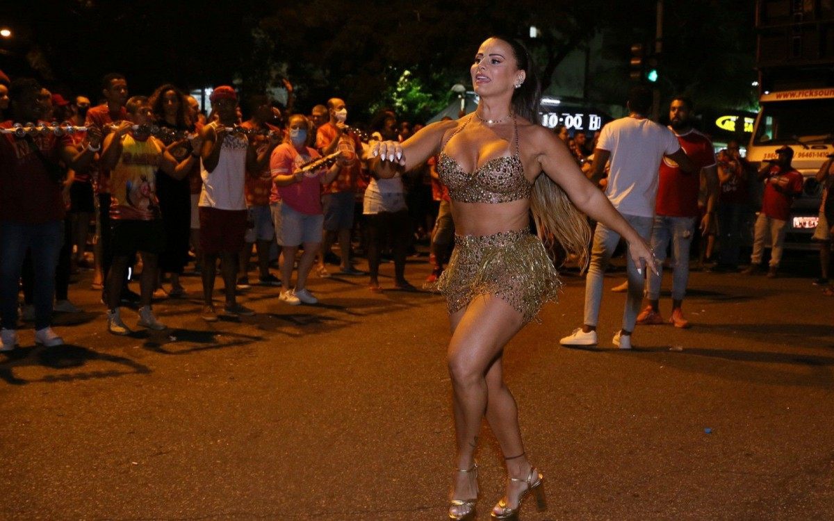Viviane Araujo no ensaio de rua do Salgueiro