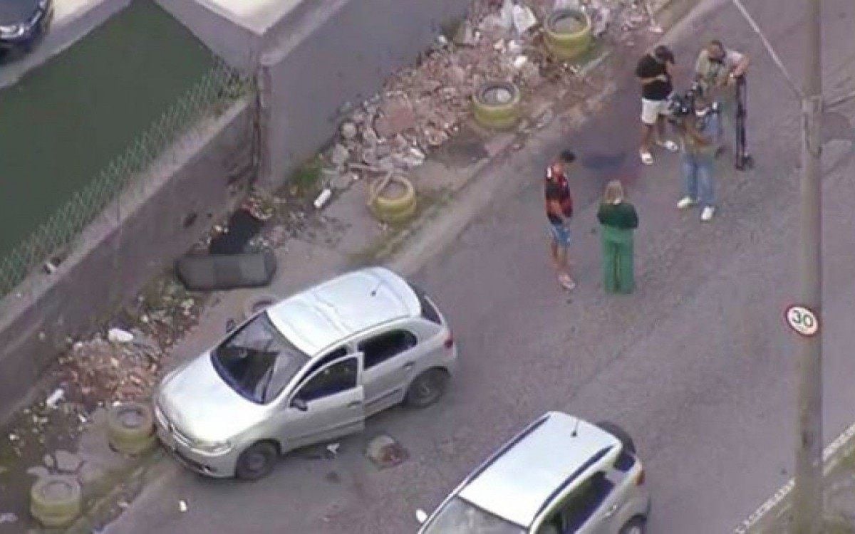 Carro foi atingido por tiros na Avenida Chrisóstomo Pimentel de Oliveira - Reprodução / TV Globo