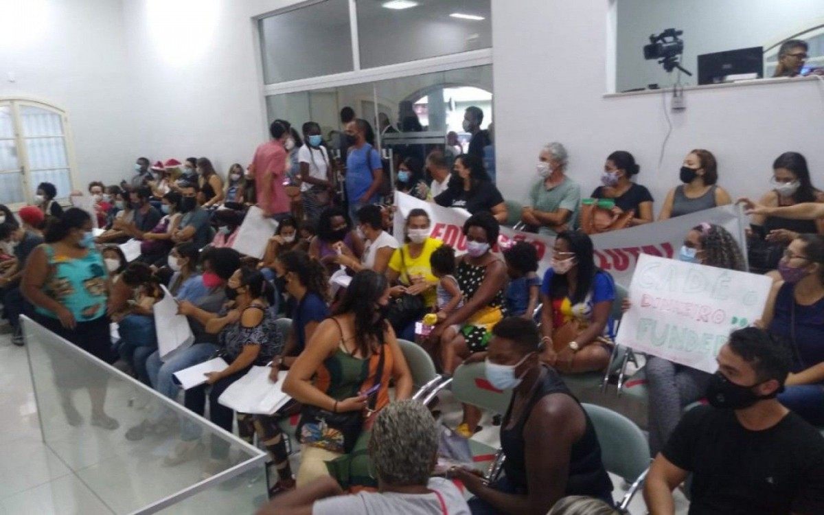 Segundo organizadores da manifestação, mais de 100 professores aderiram ao movimento e foram para a sessão Legislativa do município nesta quinta-feira (2)