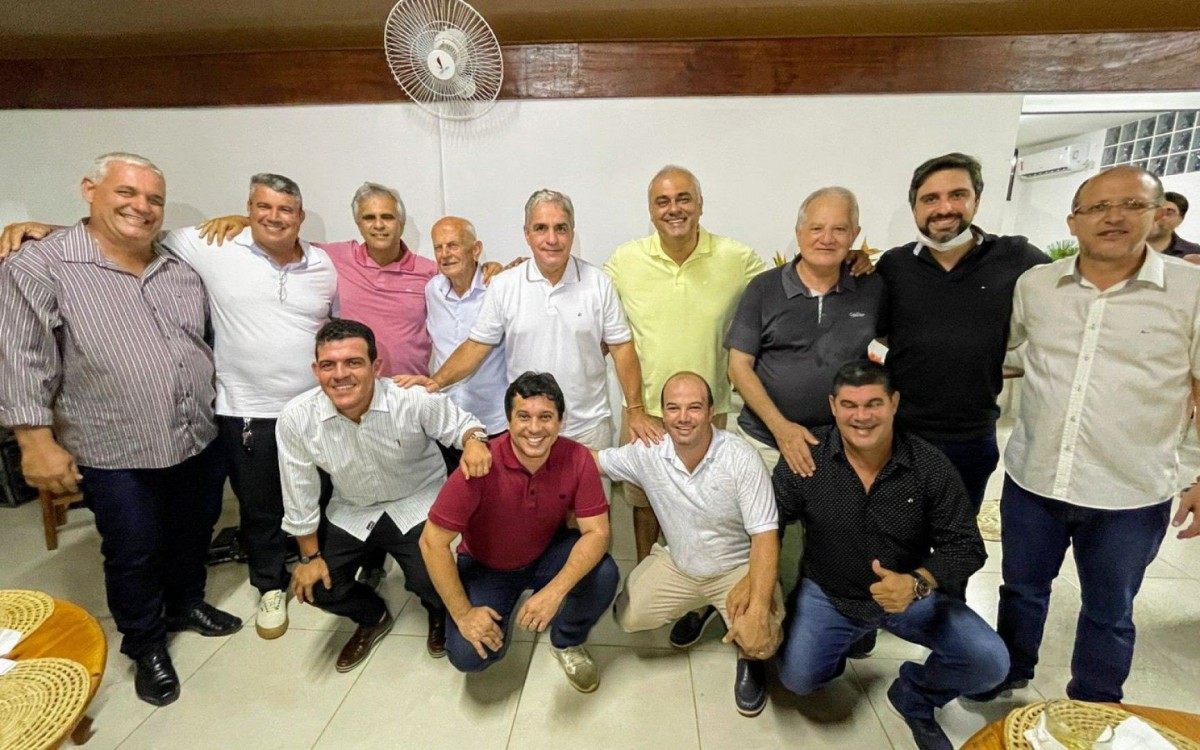 O presidente da Alerj e deputado estadual André Ceciliano, foi recebido, na noite de quinta-feira (2),em um jantar de confraternização na casa do secretário de governo de Itaperuna, Murillo Gouvêa, junto do prefeito da cidade, Alfredo Paulo Marques Rodrigues, o Alfredão.