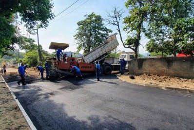 Magé em Obras: Prefeitura asfalta primeira rua do Barro Vermelho em Suruí