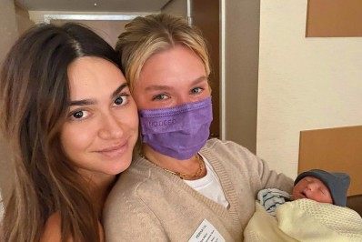 Thaila Ayala recebe visita de Fiorella Mattheis em maternidade no Rio: 'Meu afilhado'