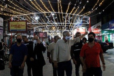Centro comercial de Alcântara ganha iluminação especial de Natal