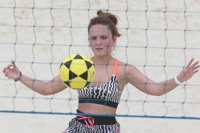 Larissa Manoela joga futvôlei em praia da Zona Oeste do Rio