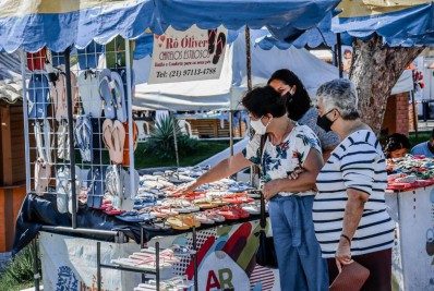 Fim de semana com filme, caminhada, feiras e encontro de carros antigos