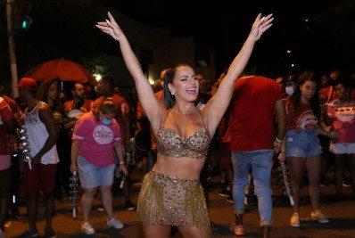 Viviane Araújo mostra samba no pé no primeiro ensaio de rua do Salgueiro