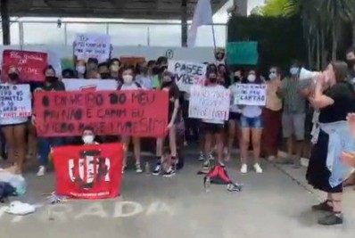 Estudantes protestam, em Cabo Frio, contra suspensão do vale transporte