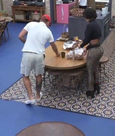 'A Fazenda 13': Mileide Mihaile e Solange Gomes brigam  - reprodução de vídeo