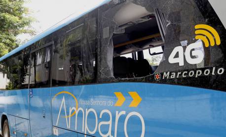 Policia - Idosa morre e outras duas pessoas sao baleadas em assalto a onibus em São Gonçalo, regiao metropolitana do Rio. O veiculo trafegava pela Rodovia Amaral Peixoto (RJ-106) quando criminosos anunciaram o assalto e um policial militar reagiu. Na foto, veiculo com varias marcas de tiros. - Reginaldo Pimenta / Agencia O Dia