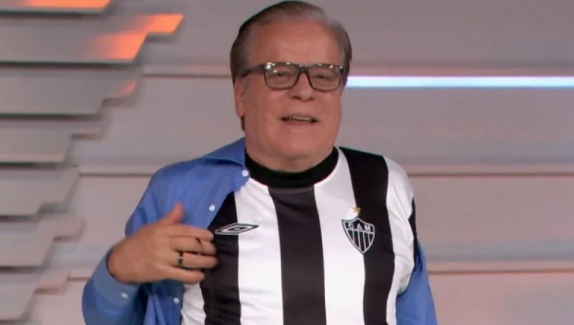 Chico Pinheiro faz strip ao vivo - Reprodução