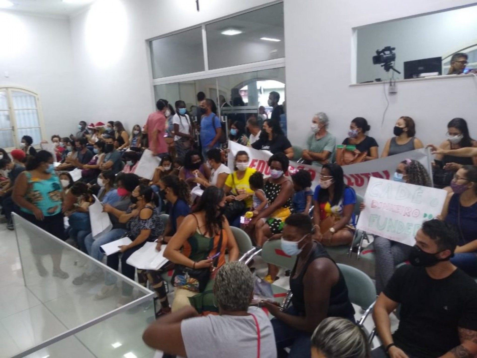 Segundo organizadores da manifestação, mais de 100 professores aderiram ao movimento e foram para a sessão Legislativa do município nesta quinta-feira (2)   - Luiz Felipe Rodrigues (RC24h)