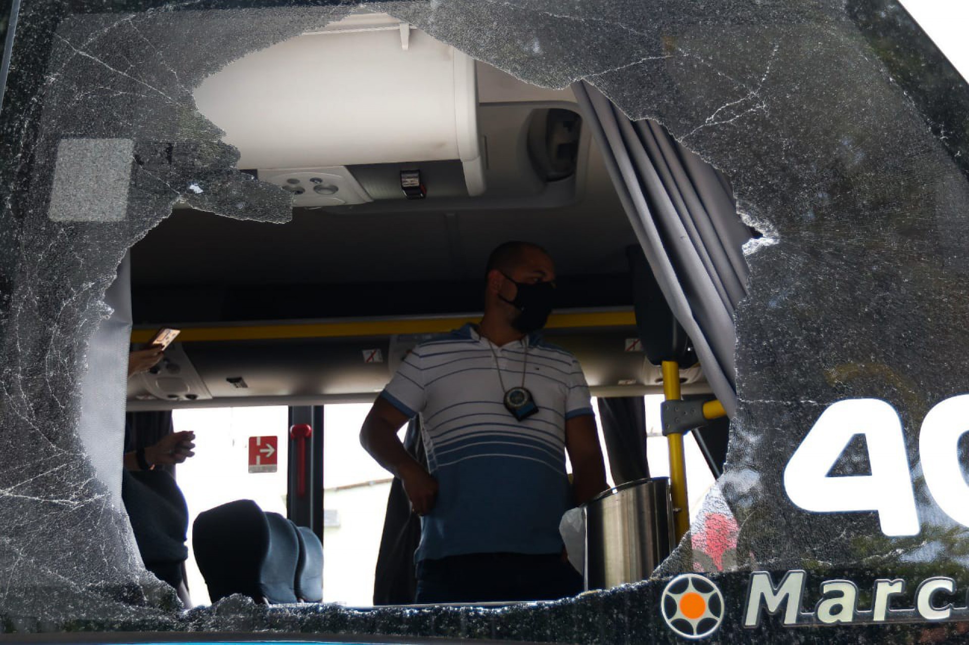 Agentes da DHNSGI realizam perícia no ônibus - Reginal Pimenta/Agência O DIA