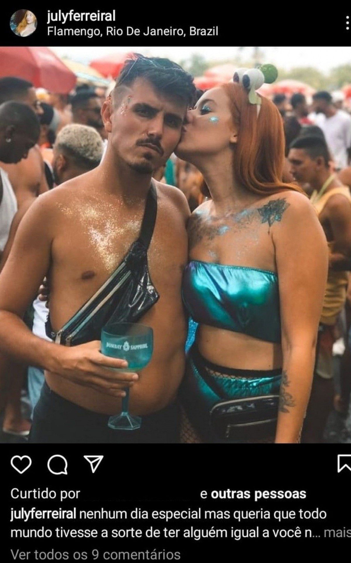 Mailton Freitas Joya, de 25 anos foi atingido tr&ecirc;s vezes pelos disparos, enquanto uma July Vict&oacute;ria Ferreira de Lima, de 22 anos, foi atingida por um tiro de rasp&atilde;o.