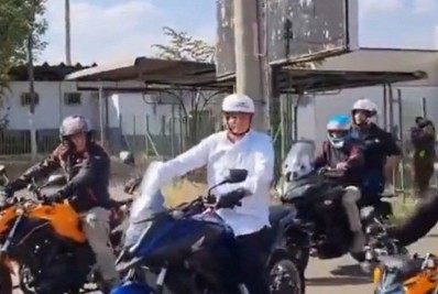 Bolsonaro passeia de moto em Brasília, visita feira e abraça moradores