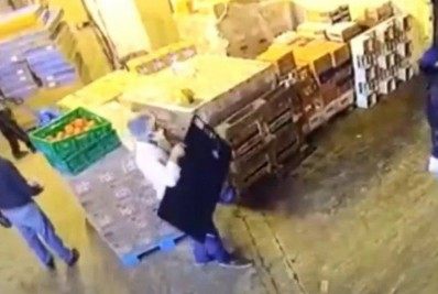 Criminosos roubam supermercado, fazem reféns e ferem segurança com tiro no pescoço