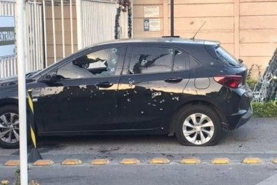 Homem é assassinado após ter carro metralhado em Campo Grande