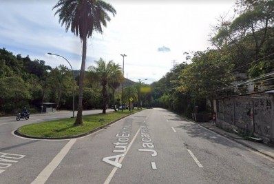 Homem morre após carro capotar na Grajaú-Jacarepaguá