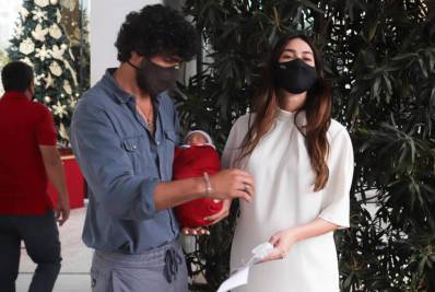 Thaila Ayala e Renato Góes deixam maternidade com o primeiro filho do casal